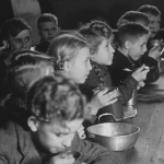 Standbild aus dem LWL Filmbeitrag "Aufbau West" Schüler Speisen gemeinsam